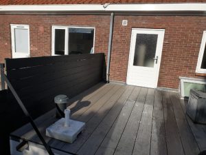 Terras van composiet planken