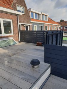 Terras van composiet planken