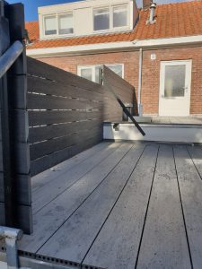 Terras van composiet planken