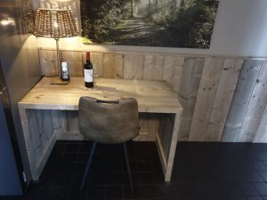 Lambrisering van steigerhouten planken