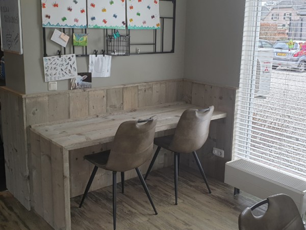 Lambrisering van steigerhouten planken